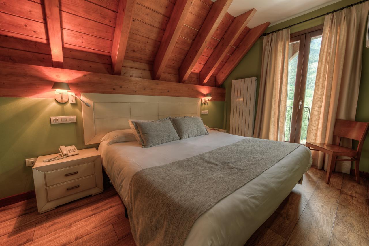 Apartahotel Tres Quinones Sallent de Gállego Zewnętrze zdjęcie