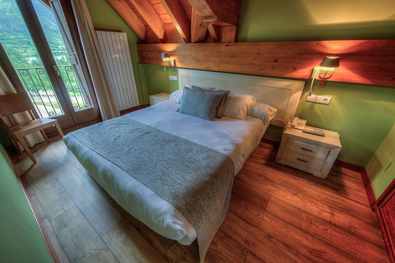 Apartahotel Tres Quinones Sallent de Gállego Zewnętrze zdjęcie